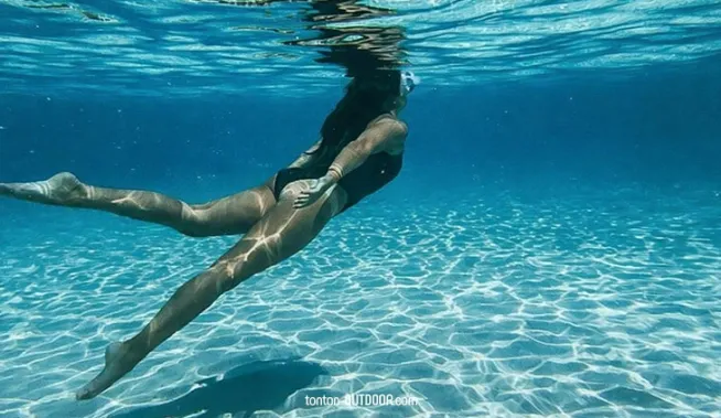 Nager pendant ses règles : plonger en eaux troubles