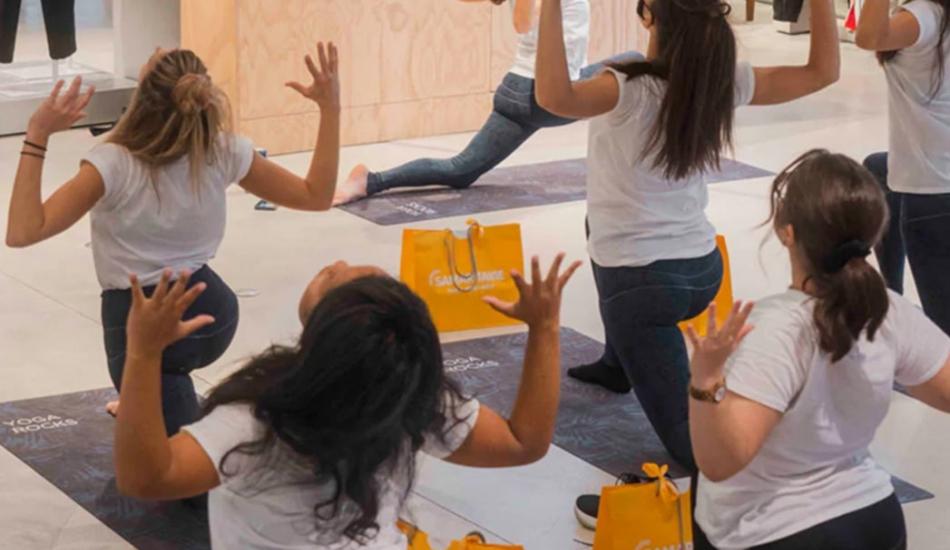 10 postures de yoga à adopter au bureau !